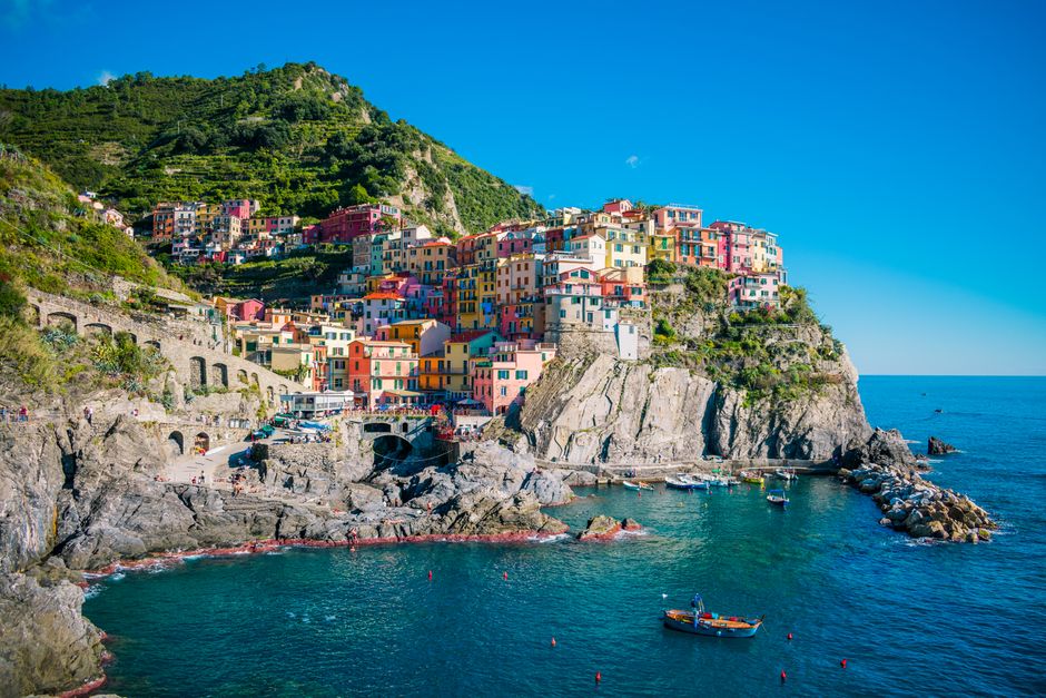 Discover the vibrant coastal beauty of Manarola in Cinque Terre, Italy, a stunning cliffside village.