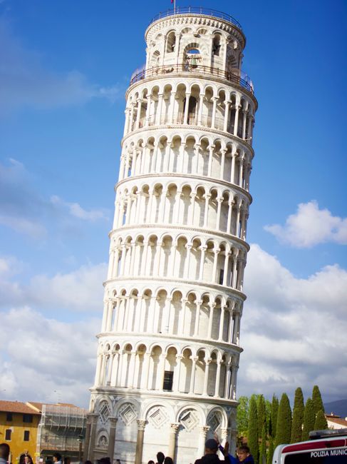 The iconic Leaning Tower of Pisa against a clear blue sky.