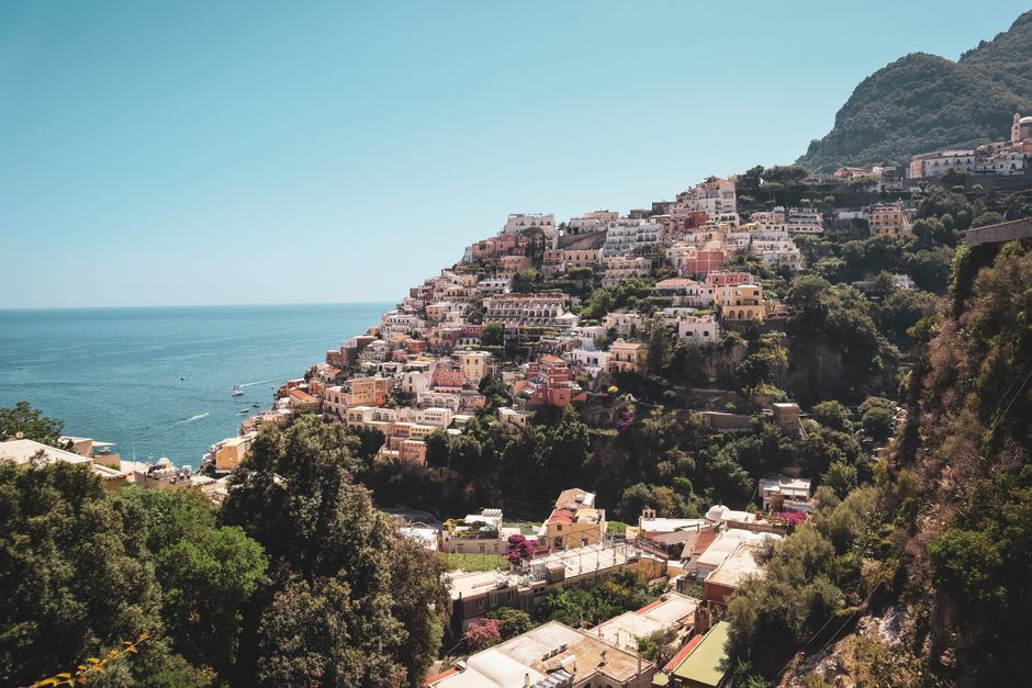 Explore the breathtaking beauty of Positano on the Amalfi Coast, with its stunning seaside cliffs and colorful architecture.