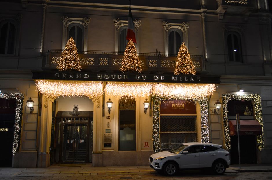Night view of Grand Hotel et de Milan adorned with festive Christmas lights, capturing holiday elegance.