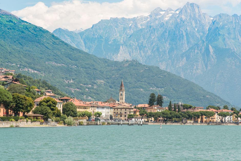 Picturesque view of Bellagio with mountains and lake in Lombardy, Italy.